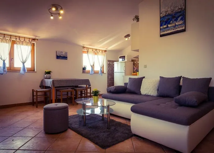 Helena 아파트 풀라